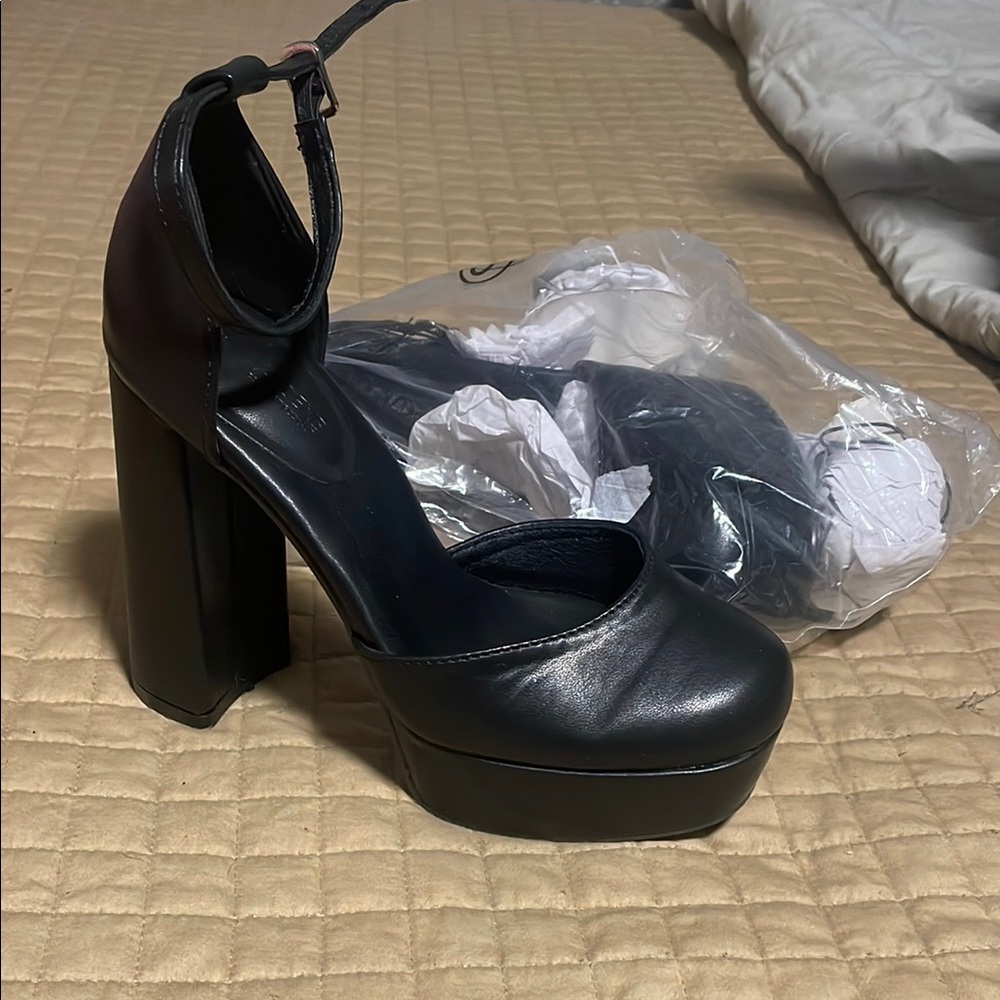 Ardene Black Platform Shoes Sleek Modern Design